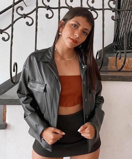 ヌード教師オンリーファンズ セクシーヌード 写真