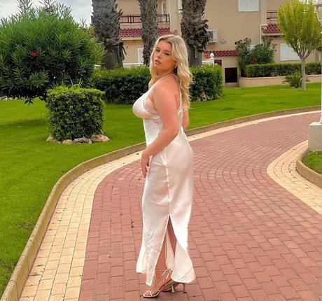 太めのブロンドオンリーファンズ エロチック 写真