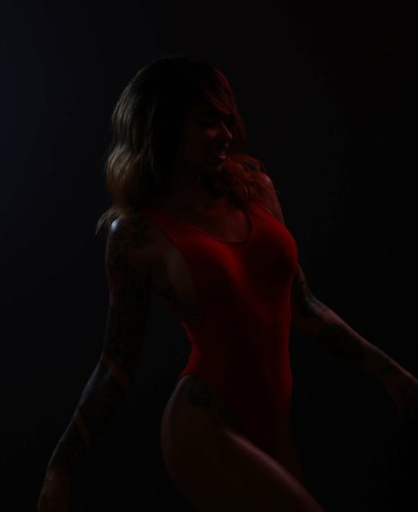 黒人フェムボーイオンリーファンズ 美しい裸 写真