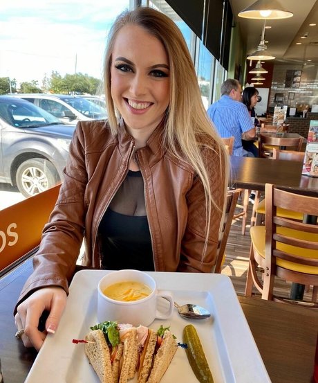 Emilee Atchley 無料モデル ギャラリー