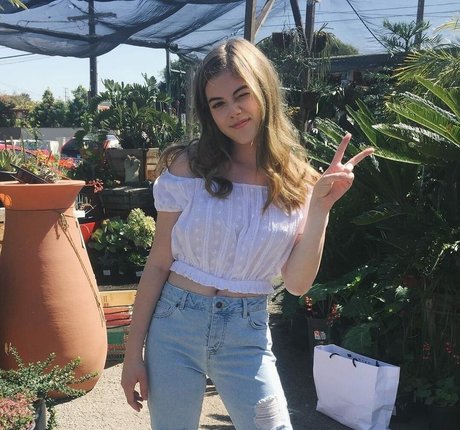 McKaley Miller 完璧なポルノスター アーカイブ