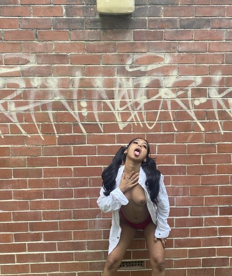 曲線美のラテン系オンリーファンズ 美しい裸 ギャラリー