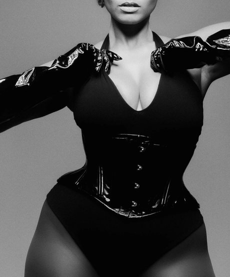 Shadia Ampadu ポルノスター アート 画像