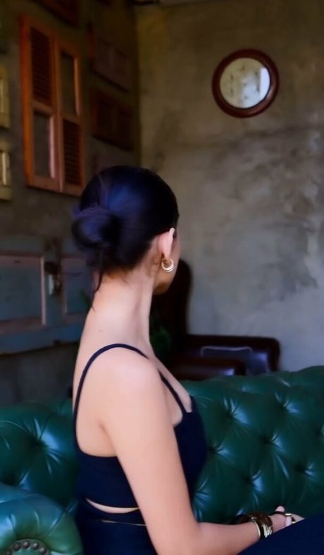 Aayushi Verma 独占ポルノスター 写真