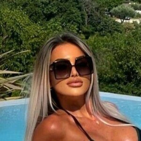 Iulia Carmen 美しいスター 写真