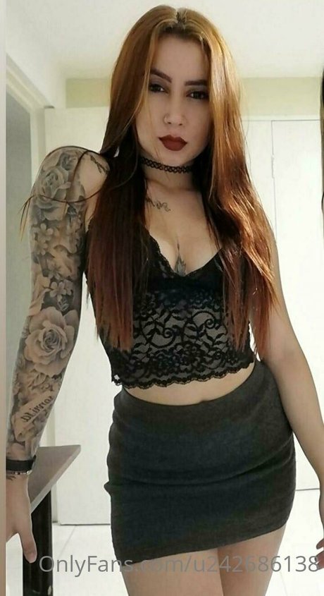 アジア人のティーンの足 オンリーファンズ 美しいxxx 写真