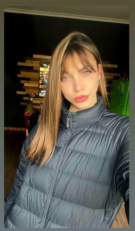 ornellaturri 裸のモデル ギャラリー