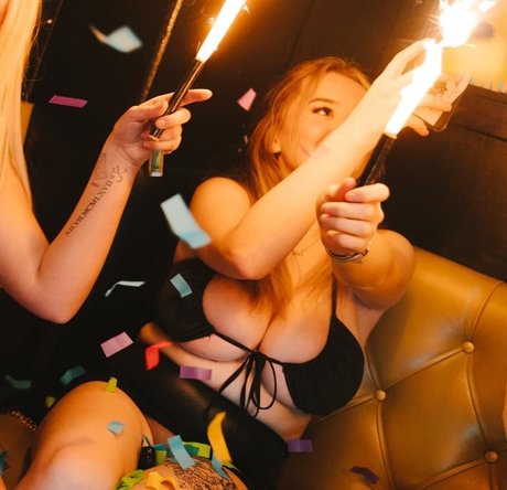 BustyMia E セックススター アーカイブ