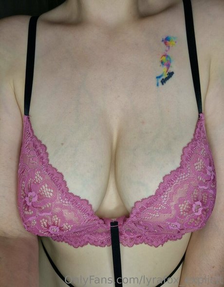 lyrafox explicit かわいいポルノスター 写真