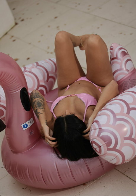 アジア人のティーンの足 オンリーファンズ セクシー裸 写真