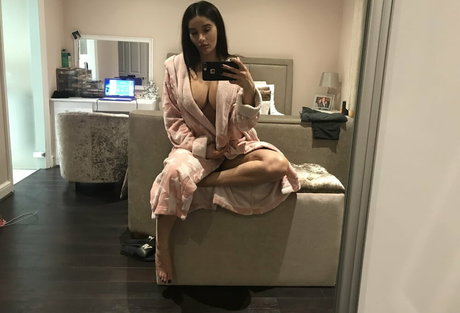 Preeti And Priya Young ポルノスター 写真