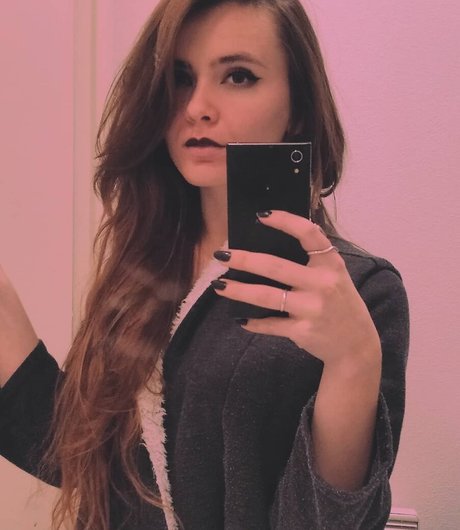 巨乳ブルネットオンリーファンズ エロチック 画像