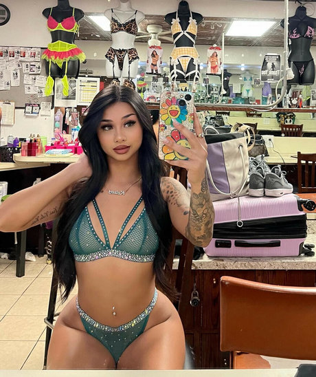 巨大な天然おっぱいオンリーファンズ ポルノグラフィック 写真