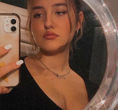 ピアス乳首オンリーファンズ ポルノ 画像