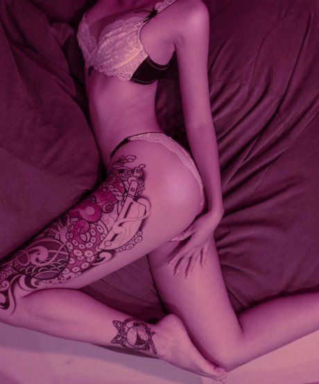 アナル舐めオンリーファンズ セクシーヌード 写真