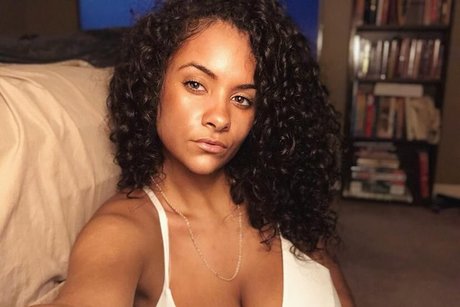 アラブのティーンズオンリーファンズ ヌード 写真