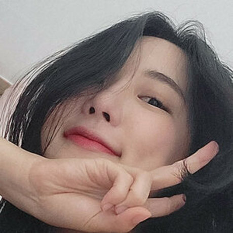 毛深いラテン系オンリーファンズ アートヌード 写真