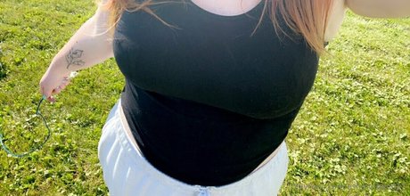 巨乳の黒人女性オンリーファンズ アートポルノ 画像