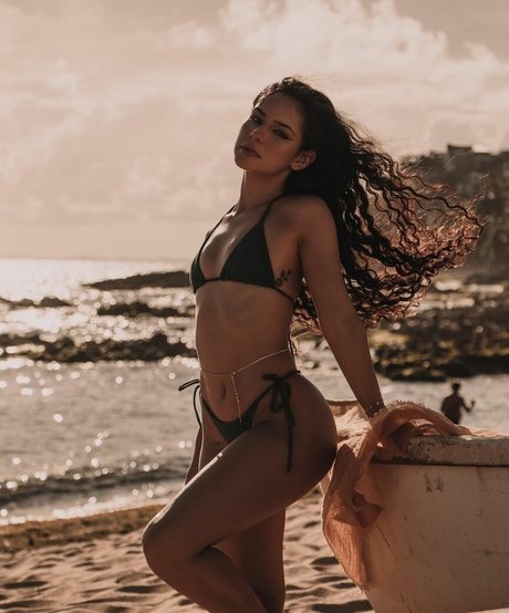 Poliana Arapiraca 裸のスター 写真