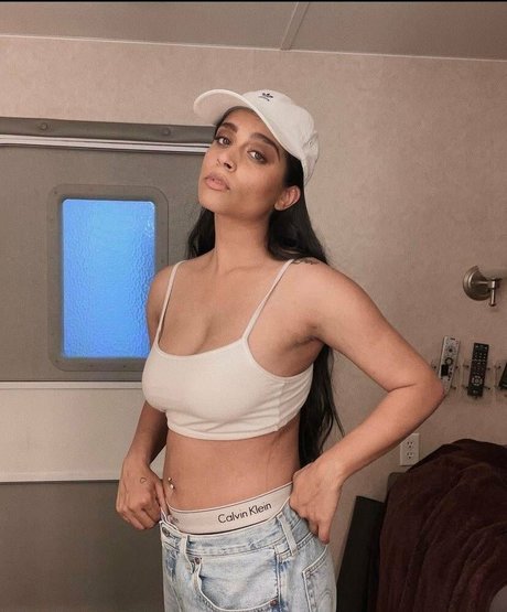 Lilly Singh ポルノスター 画像
