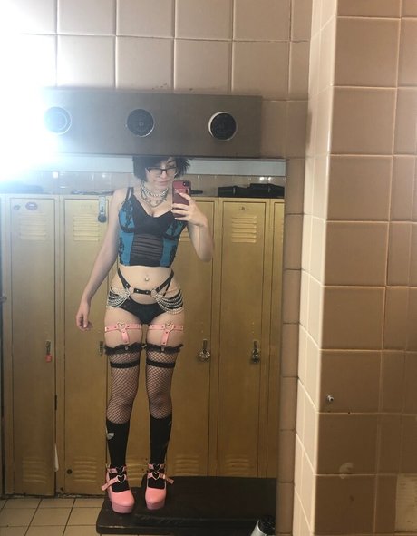 巨大なチンポを持つシーメールオンリーファンズ 無料ポルノ ギャラリー