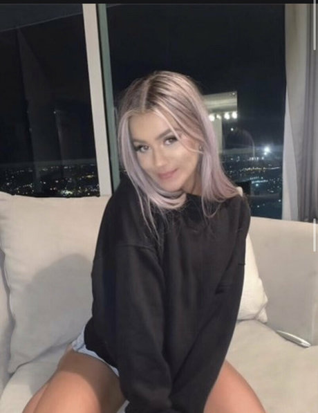 背が高くて巨乳のOnlyFans ヌード 写真