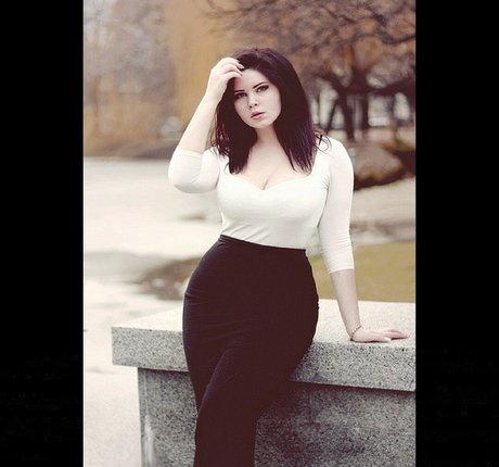 曲線美の女の子オンリーファンズ パーフェクト 写真