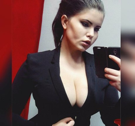 BBW パウグ オンリーファンズ アートヌード 写真