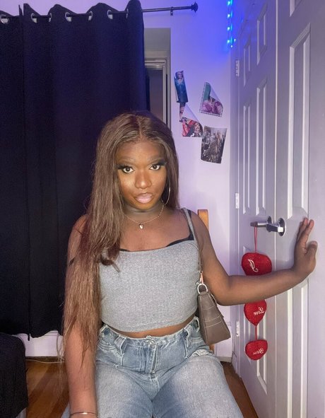 大きな黒い猫OnlyFans セクシーヌード ギャラリー