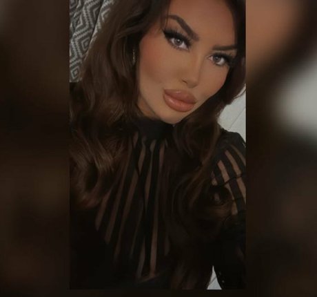 ElleHutchx エロティック女優 ギャラリー