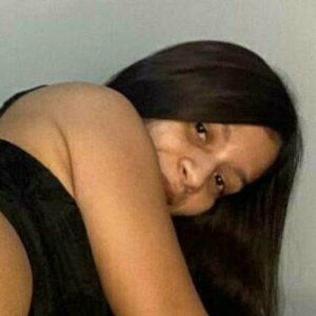 巨乳の黒人女性オンリーファンズ アート裸 画像