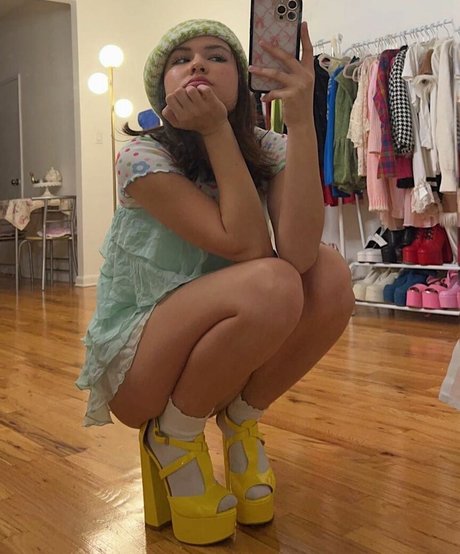 Ester Dobrik ポルノ女優 写真