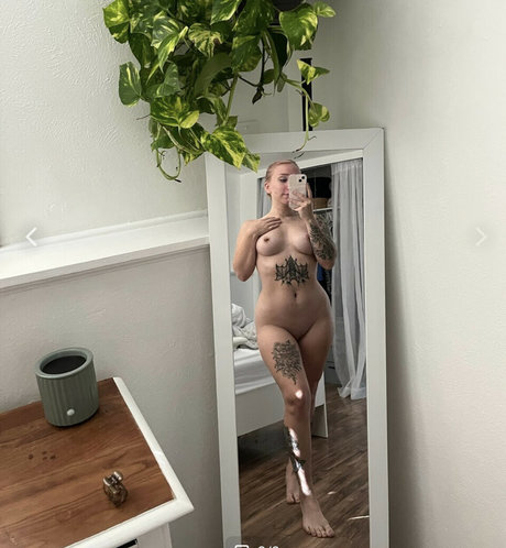 Glizzy McGuire ポルノモデル 写真