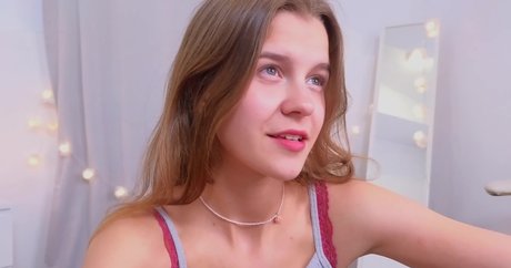 裸の熟女オンリーファンズ ポルノ 画像