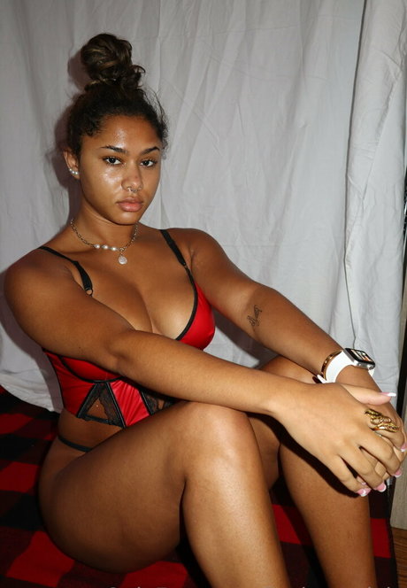 巨乳ブルネットオンリーファンズ ホットヌード 写真