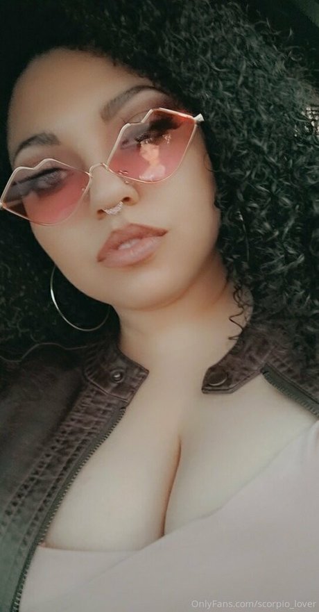 hot lips アダルトモデル 写真