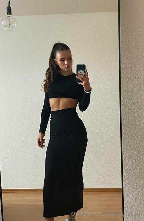 トップレスオンリーファンズ 無料セクシー 画像