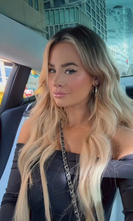 Em1ly El1zabeth スター 写真