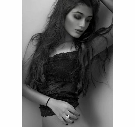 Ridhima Bisht 裸のモデル 画像