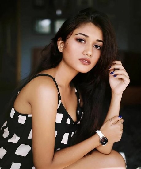 Ridhima Bisht ヌードモデル 画像