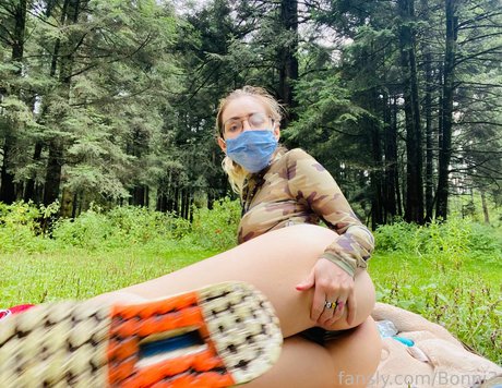 巨大なチンポを持つシーメールオンリーファンズ ポルノグラフィック 写真