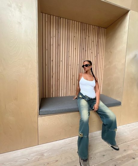 Isabella Evans セックスモデル 写真