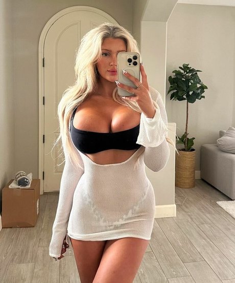 Carly Hart 独占モデル 写真