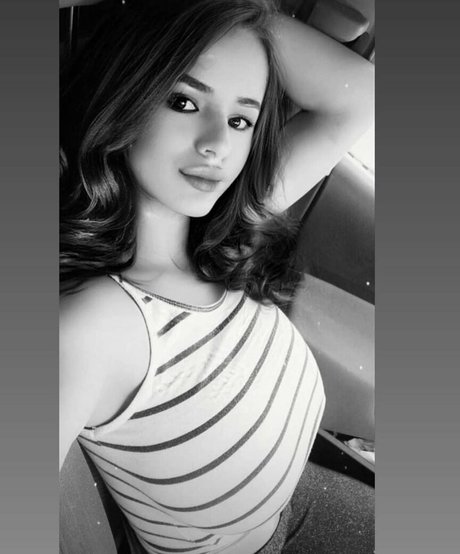 Denisa R Maria アダルトモデル 画像