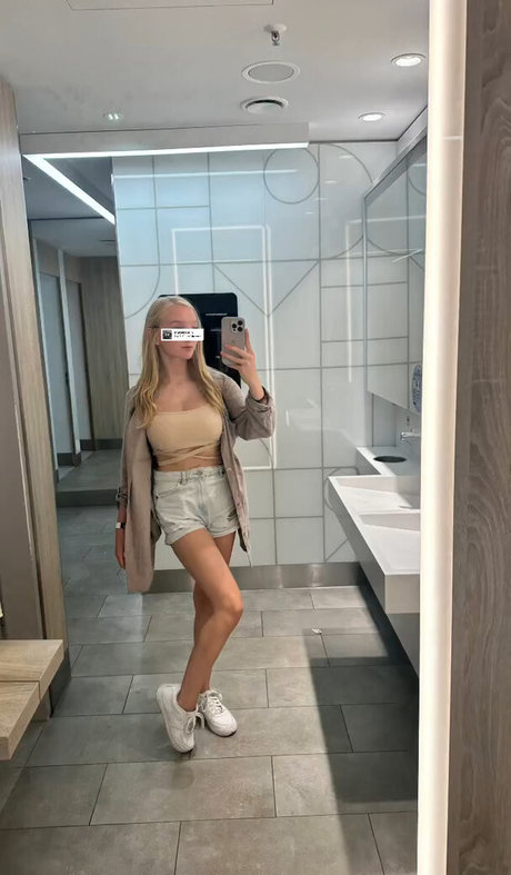 肉厚マンコオンリーファンズ アダルト 画像