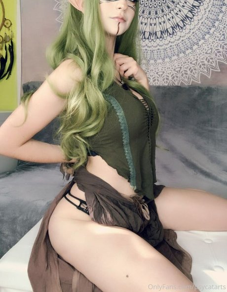 ショートヘアのオンリーファンズ ホット裸 画像