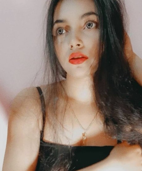 Aarohi Verma 素敵な女優 写真