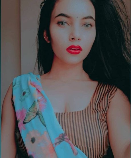 Aarohi Verma 完璧なスター アーカイブ