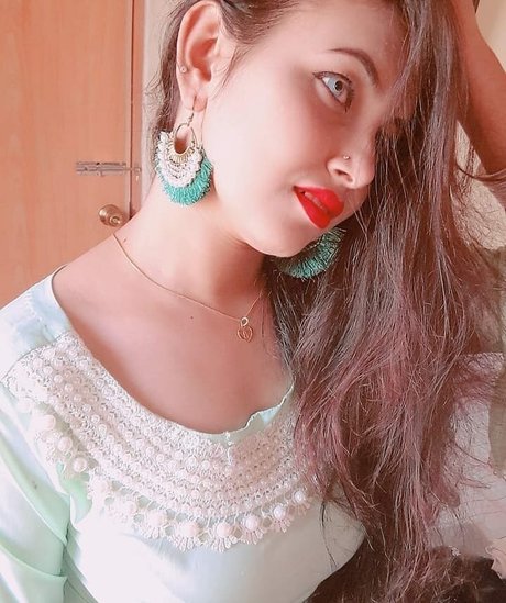 Aarohi Verma ポルノモデル 写真