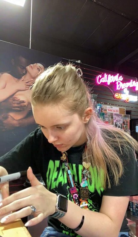 Katherine Means ポルノモデル アーカイブ